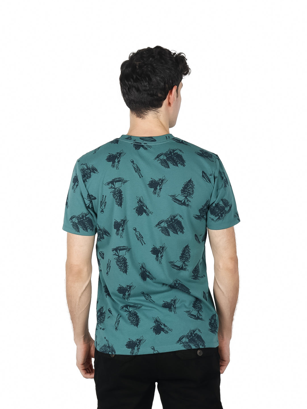 Hombre vistiendo playera verde de manga corta con estampado gráfico en color negro.