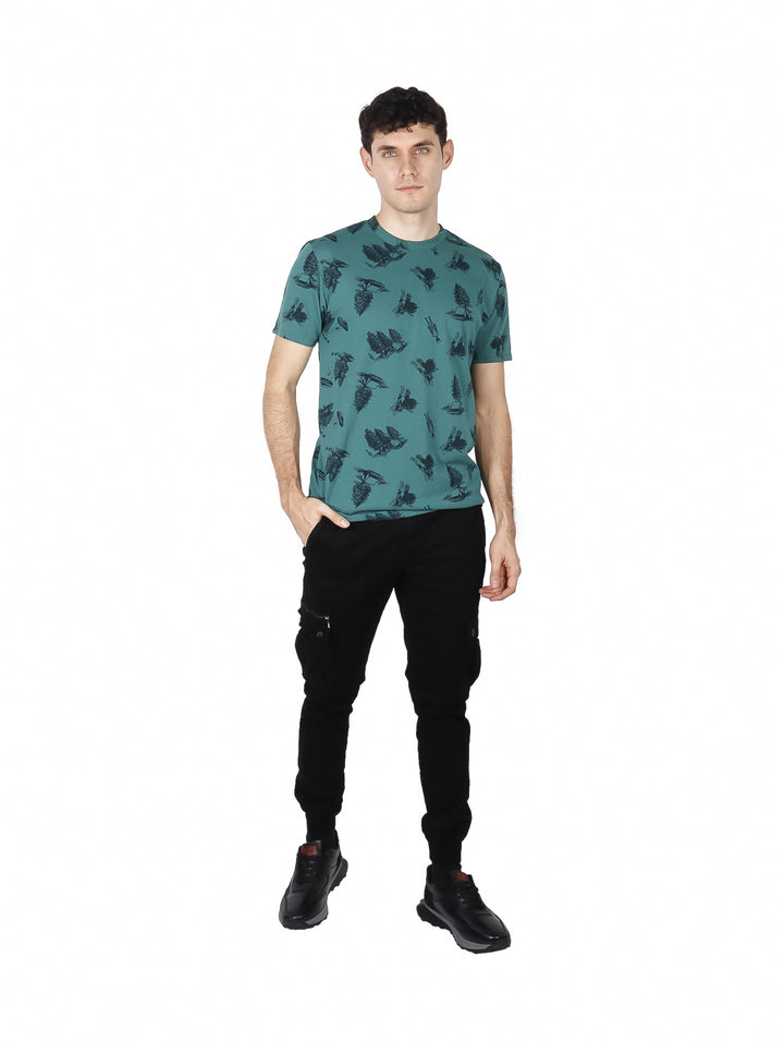 Hombre vistiendo playera verde de manga corta con estampado gráfico en color negro.