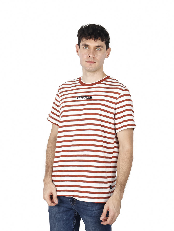 Playera para hombre de manga corta con diseño de rayas horizontales en colores ladrillo y blanco.