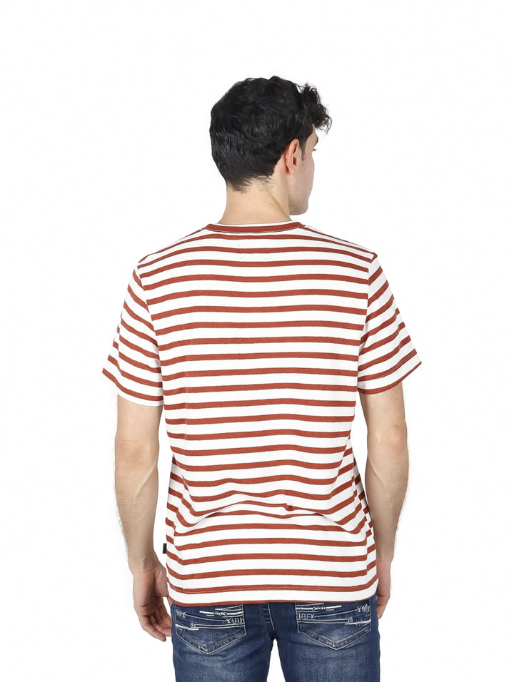 Playera para hombre de manga corta con diseño de rayas horizontales en colores ladrillo y blanco.