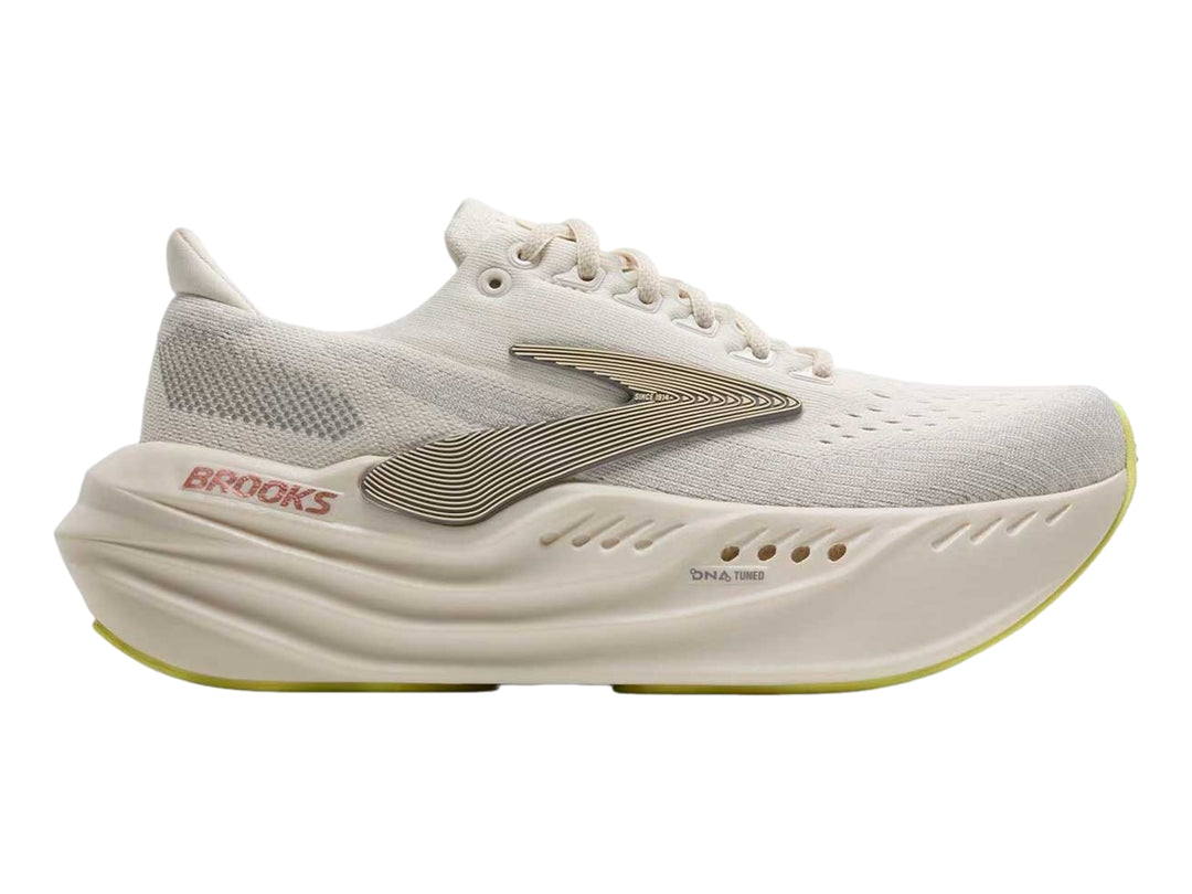 Tenis deportivos Brooks Glycerin Max en color blanco coco con detalles en beige y rosa, vista lateral.