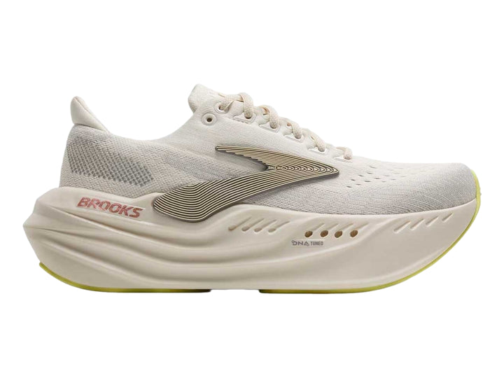 Tenis deportivos Brooks Glycerin Max en color blanco coco con detalles en beige y rosa, vista lateral.
