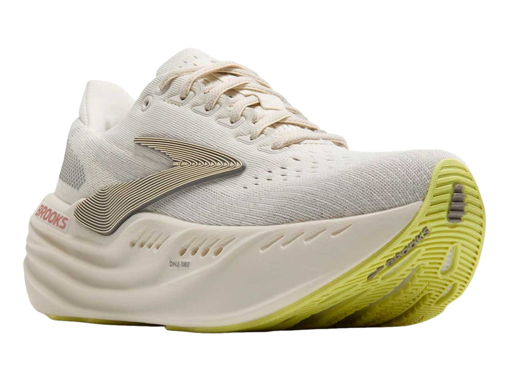 Tenis deportivos Brooks Glycerin Max en color blanco coco con detalles en beige y rosa, vista lateral.