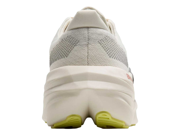 Tenis deportivos Brooks Glycerin Max en color blanco coco con detalles en beige y rosa, vista lateral.