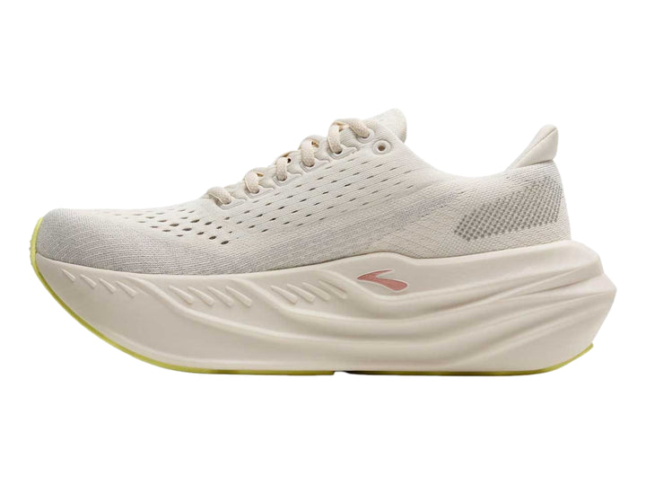 Tenis deportivos Brooks Glycerin Max en color blanco coco con detalles en beige y rosa, vista lateral.