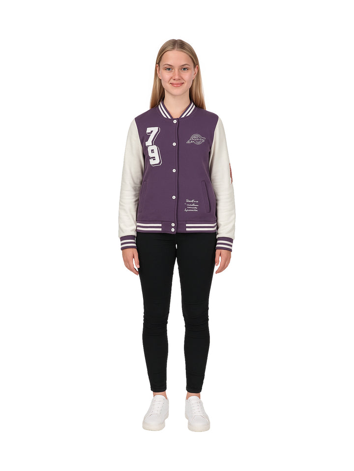 Niña vistiendo chamarra estilo varsity color lila con mangas blancas de la marca American Fly.