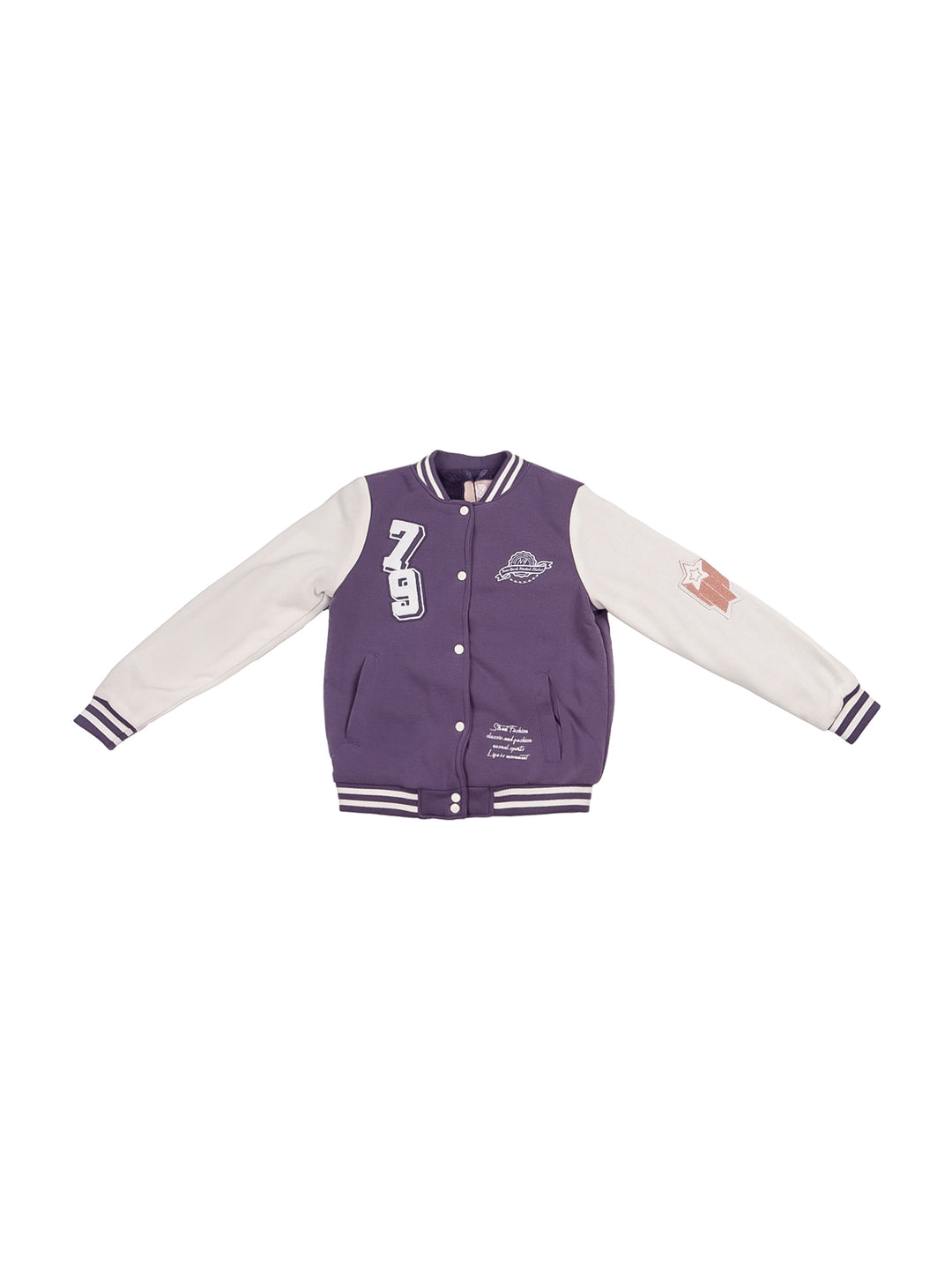Niña vistiendo chamarra estilo varsity color lila con mangas blancas de la marca American Fly.