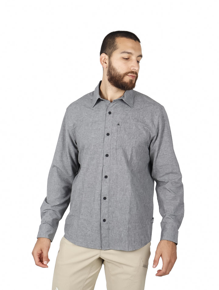 Hombre vistiendo una camisa de manga larga color gris carbono con botones frontales.