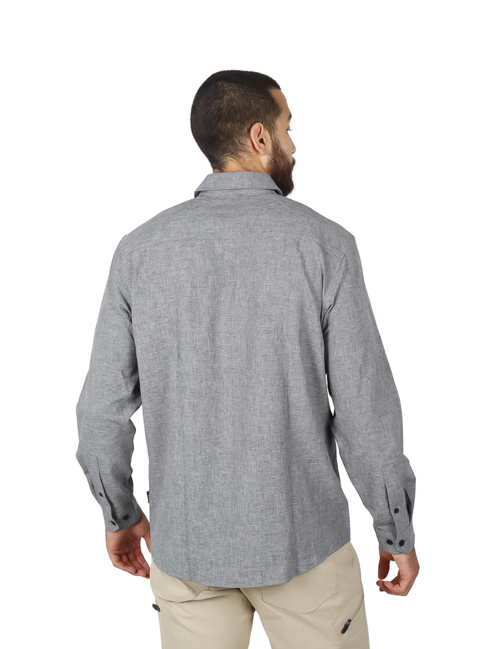 Hombre vistiendo una camisa de manga larga color gris carbono con botones frontales.