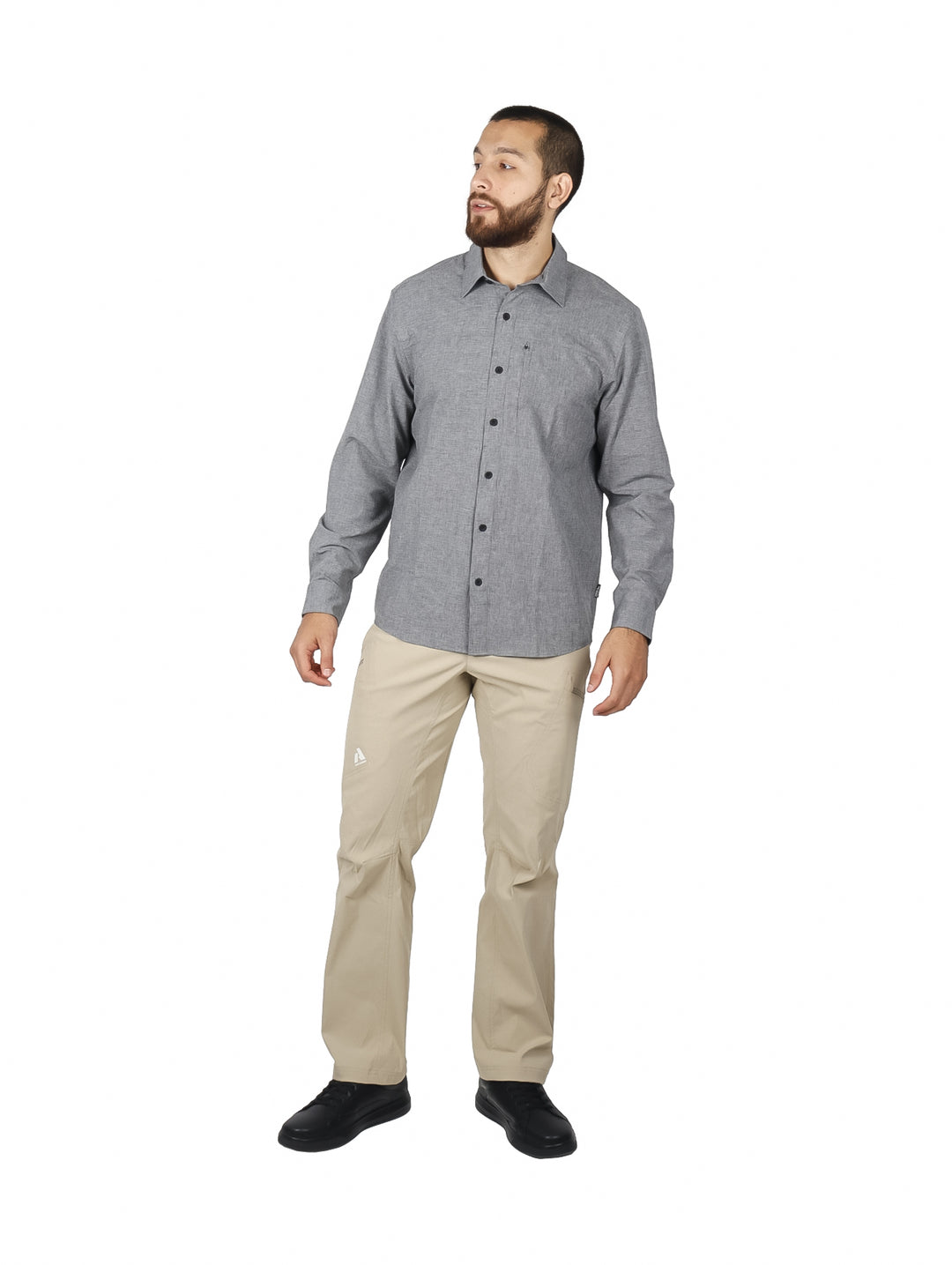 Hombre vistiendo una camisa de manga larga color gris carbono con botones frontales.