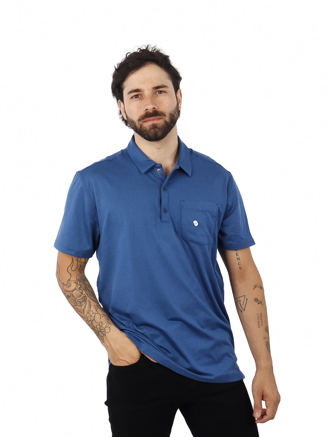 Hombre vistiendo una camiseta polo azul de manga corta con bolsillo en el pecho.