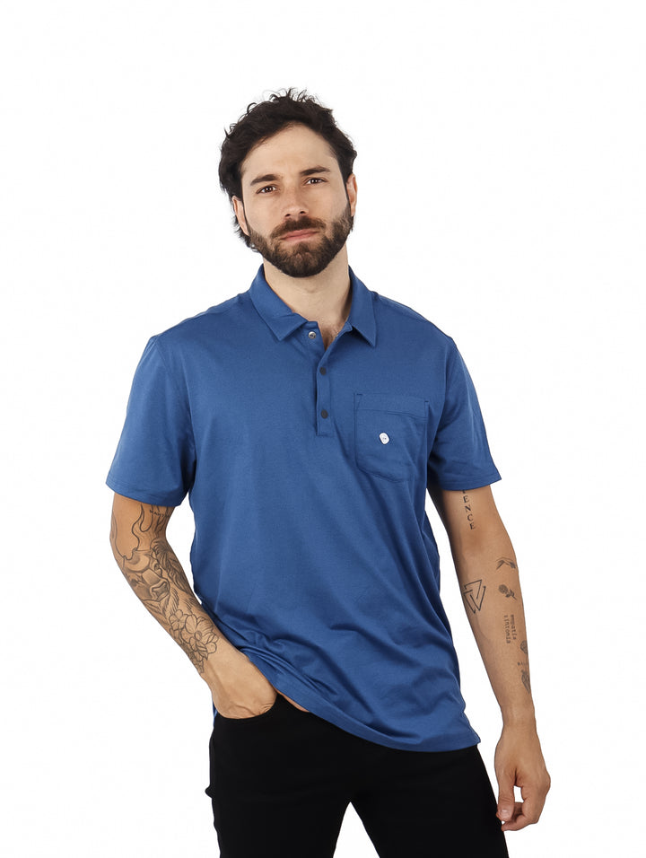 Hombre vistiendo una camiseta polo azul de manga corta con bolsillo en el pecho.