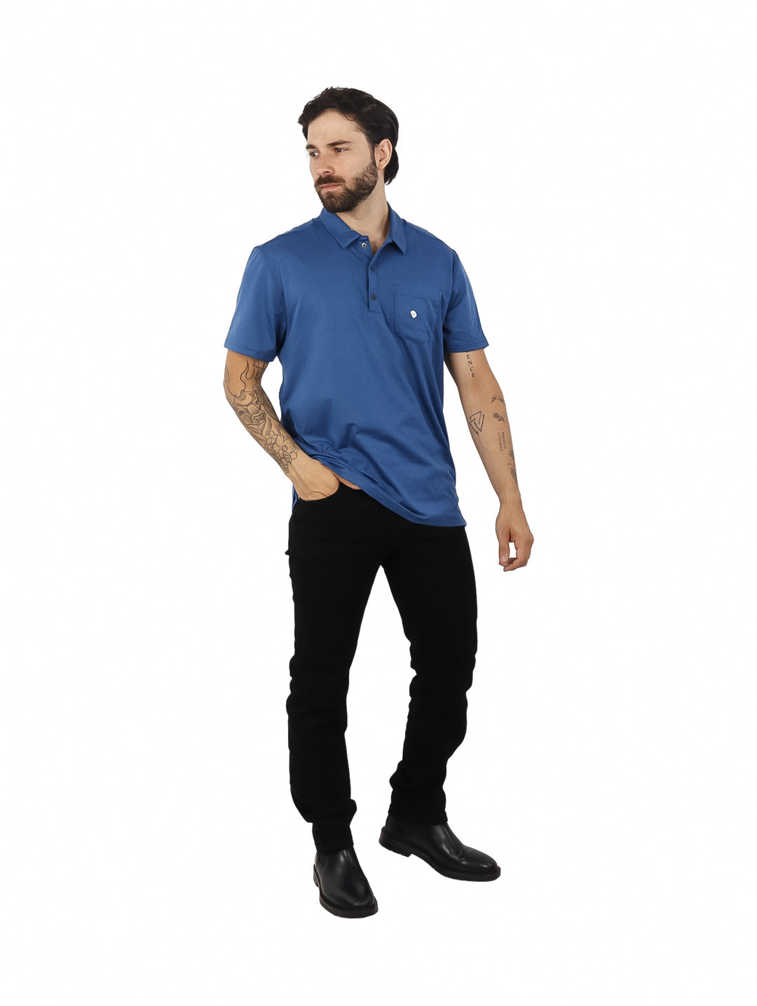 Hombre vistiendo una camiseta polo azul de manga corta con bolsillo en el pecho.