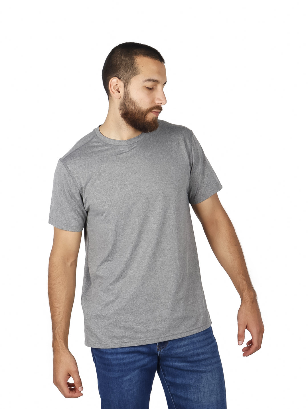 Hombre vistiendo una camiseta de manga corta color gris jaspeado.