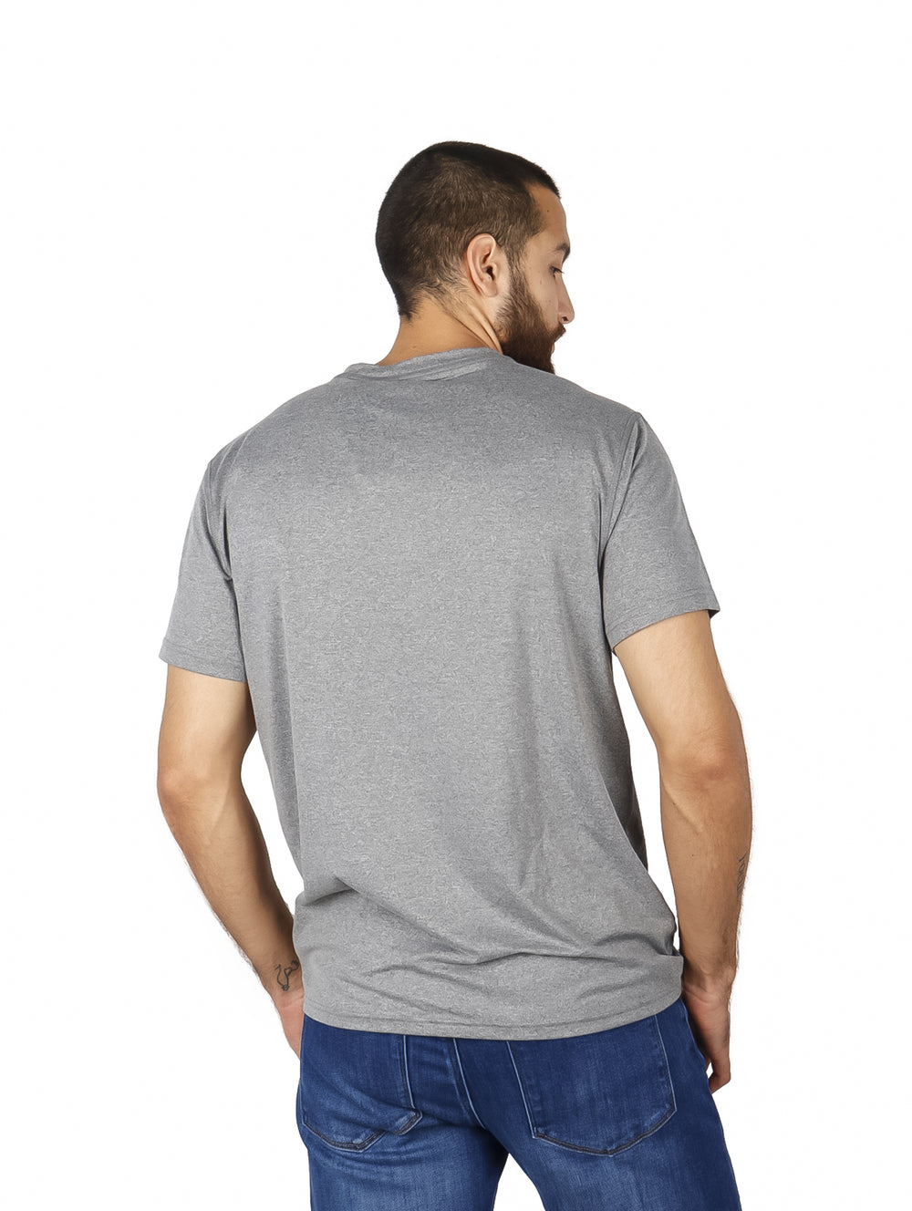 Hombre vistiendo una camiseta de manga corta color gris jaspeado.