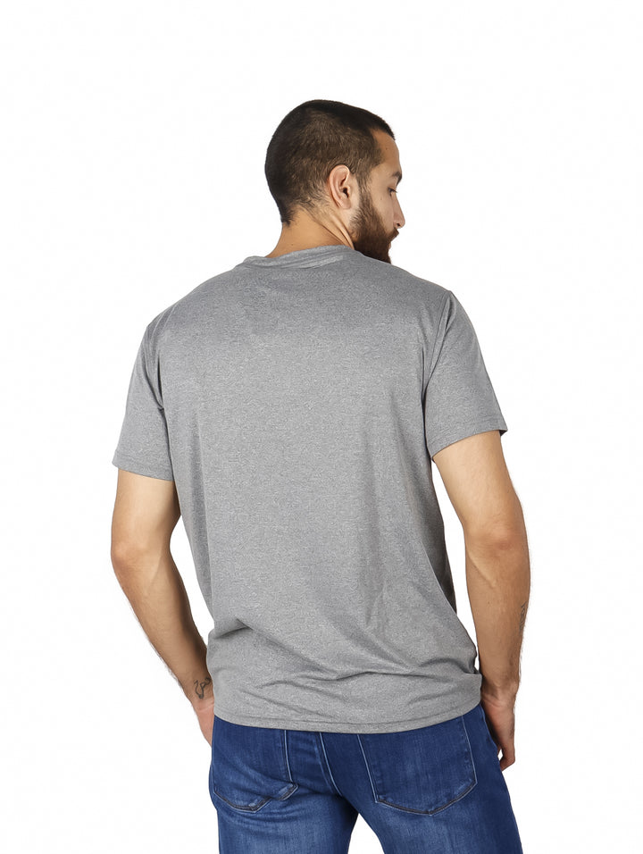 Hombre vistiendo una camiseta de manga corta color gris jaspeado.