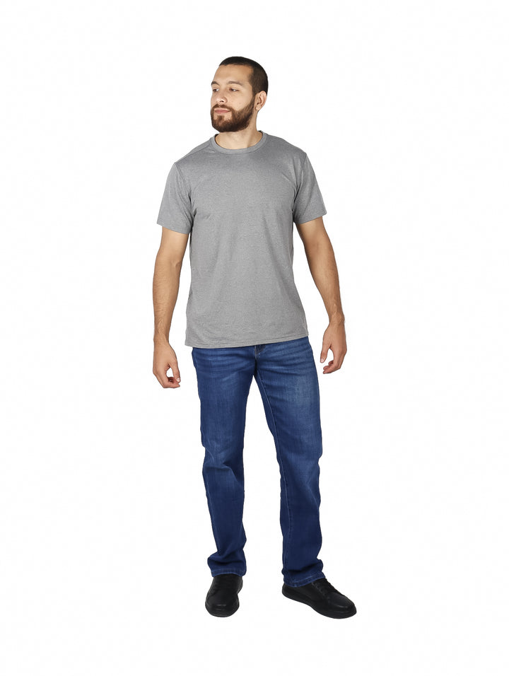 Hombre vistiendo una camiseta de manga corta color gris jaspeado.