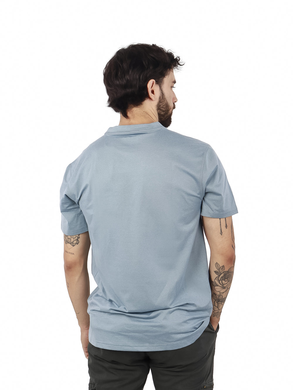 Hombre vistiendo una camiseta de manga corta color azul niebla con cuello redondo.