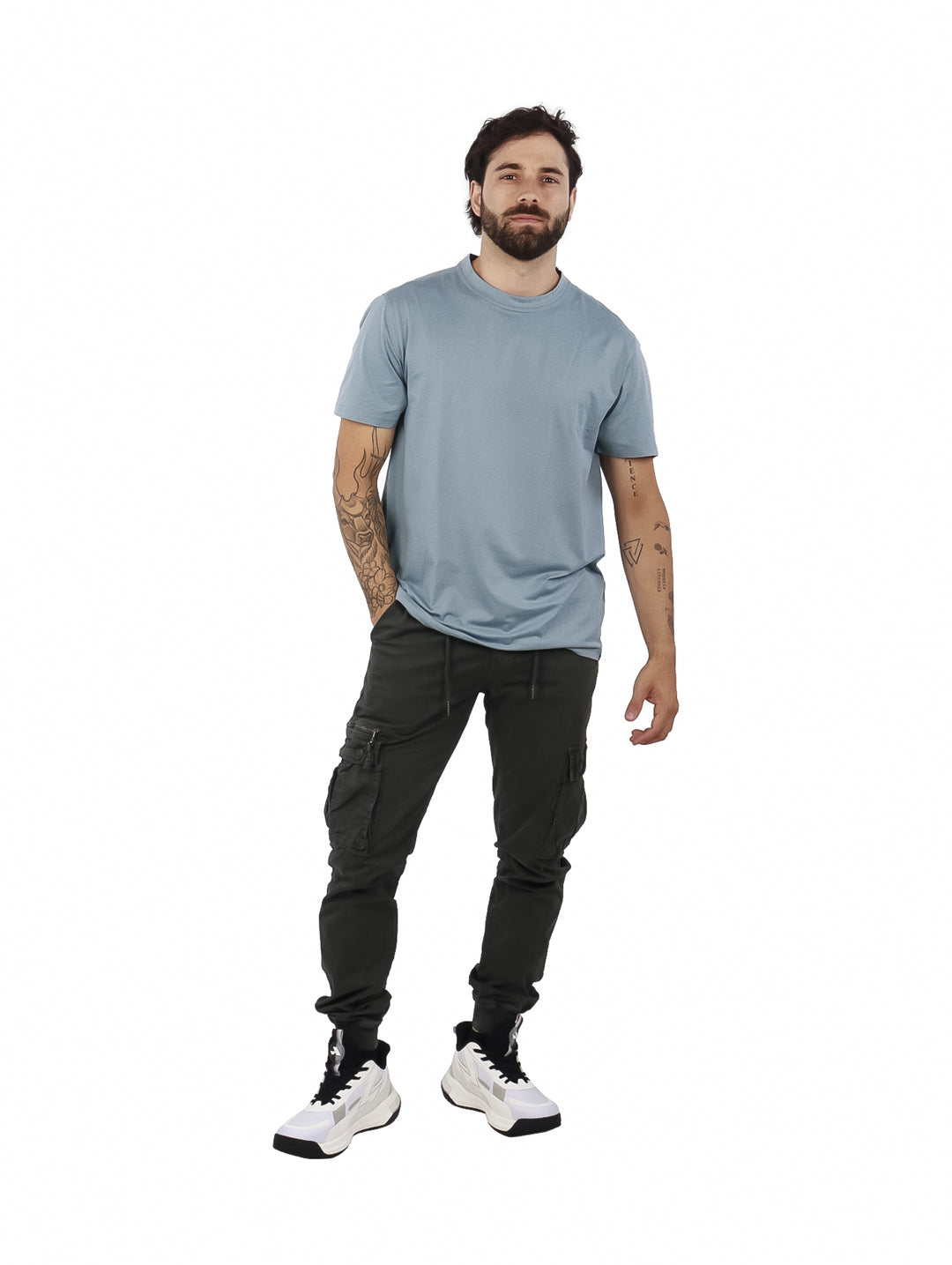 Hombre vistiendo una camiseta de manga corta color azul niebla con cuello redondo.