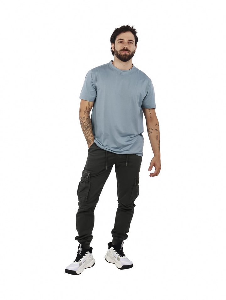 Hombre vistiendo una camiseta de manga corta color azul niebla con cuello redondo.