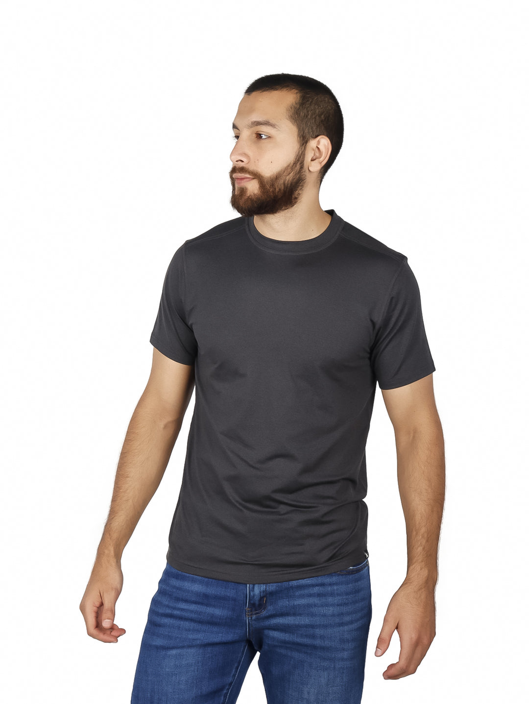 Hombre vistiendo una camiseta de manga corta color gris oscuro.