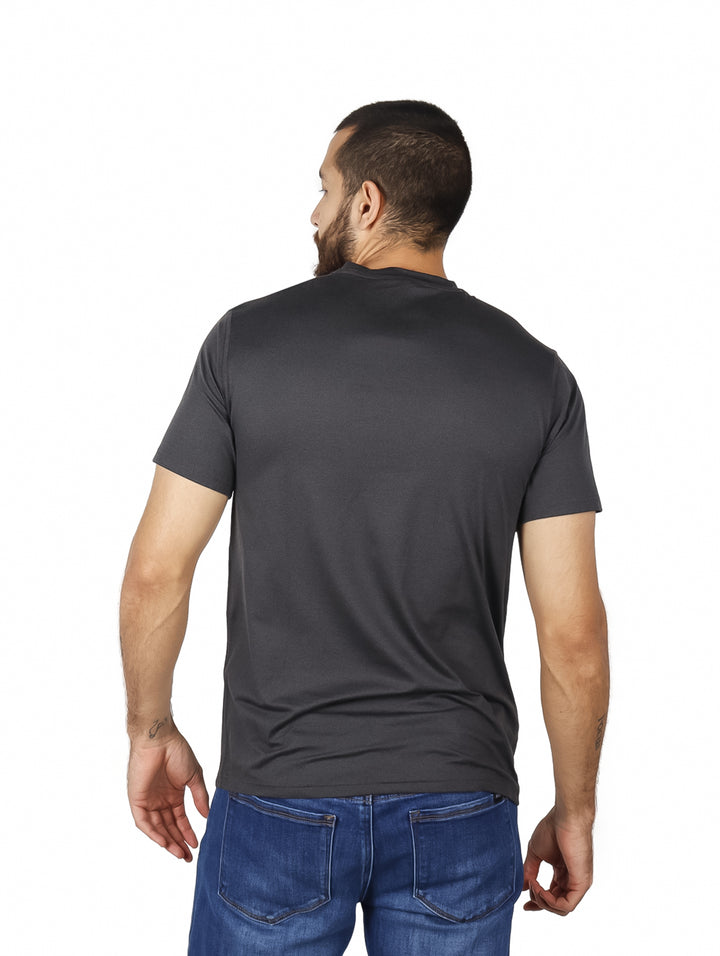 Hombre vistiendo una camiseta de manga corta color gris oscuro.