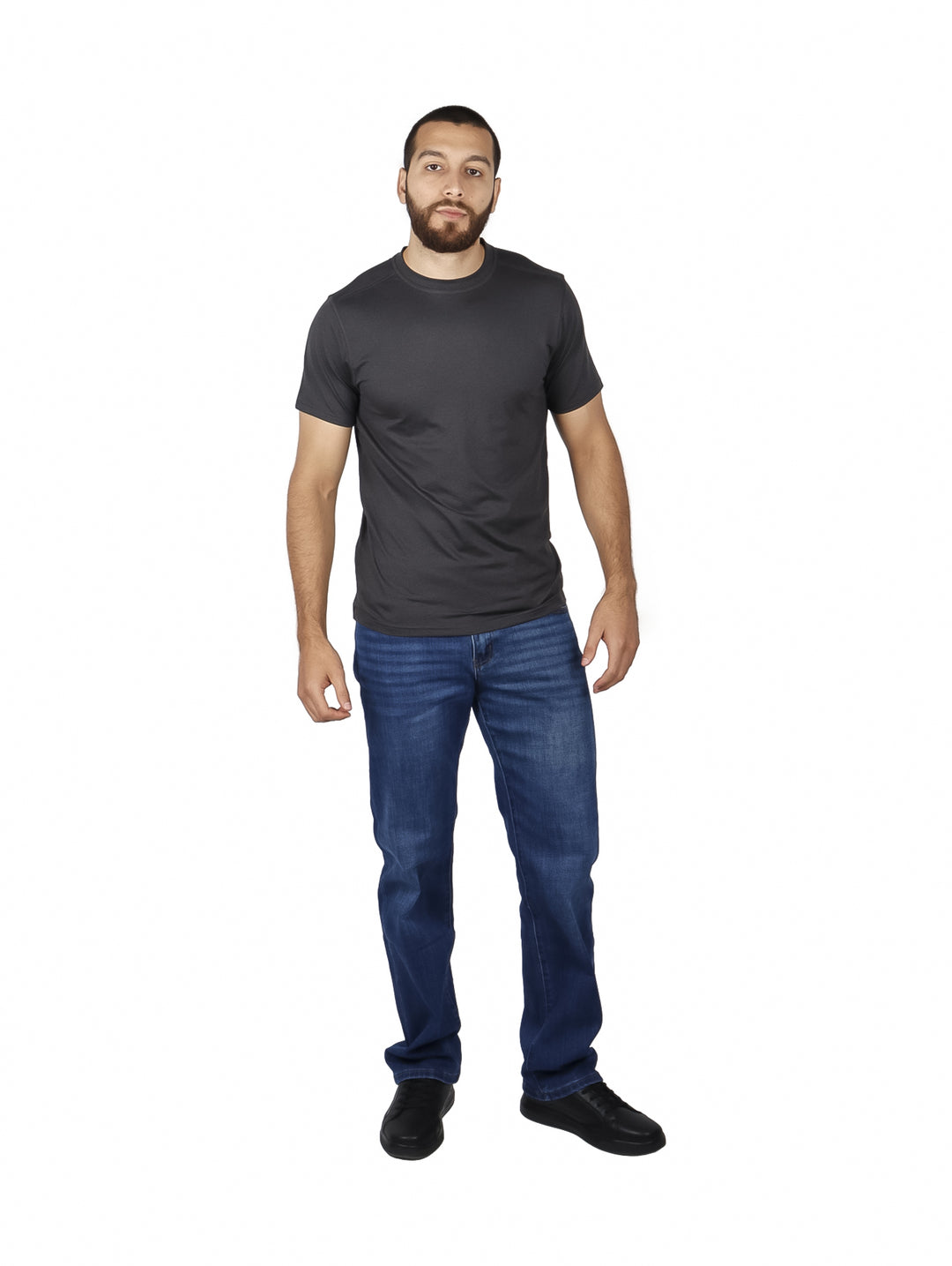 Hombre vistiendo una camiseta de manga corta color gris oscuro.