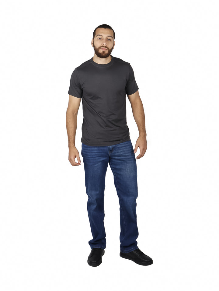 Hombre vistiendo una camiseta de manga corta color gris oscuro.