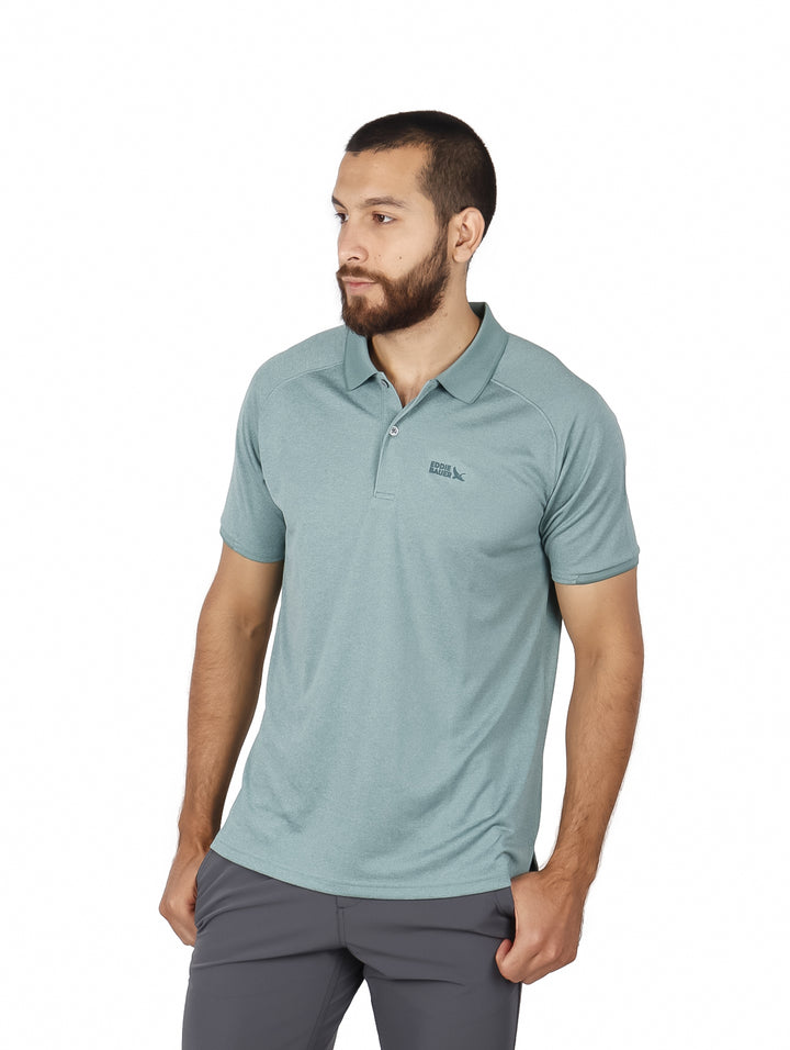 Hombre vistiendo una camiseta polo de manga corta color verde grisáceo de la marca Eddie Bauer.