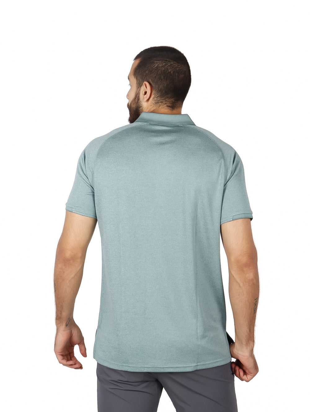 Hombre vistiendo una camiseta polo de manga corta color verde grisáceo de la marca Eddie Bauer.