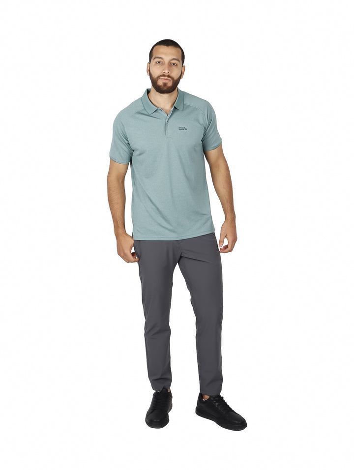 Hombre vistiendo una camiseta polo de manga corta color verde grisáceo de la marca Eddie Bauer.