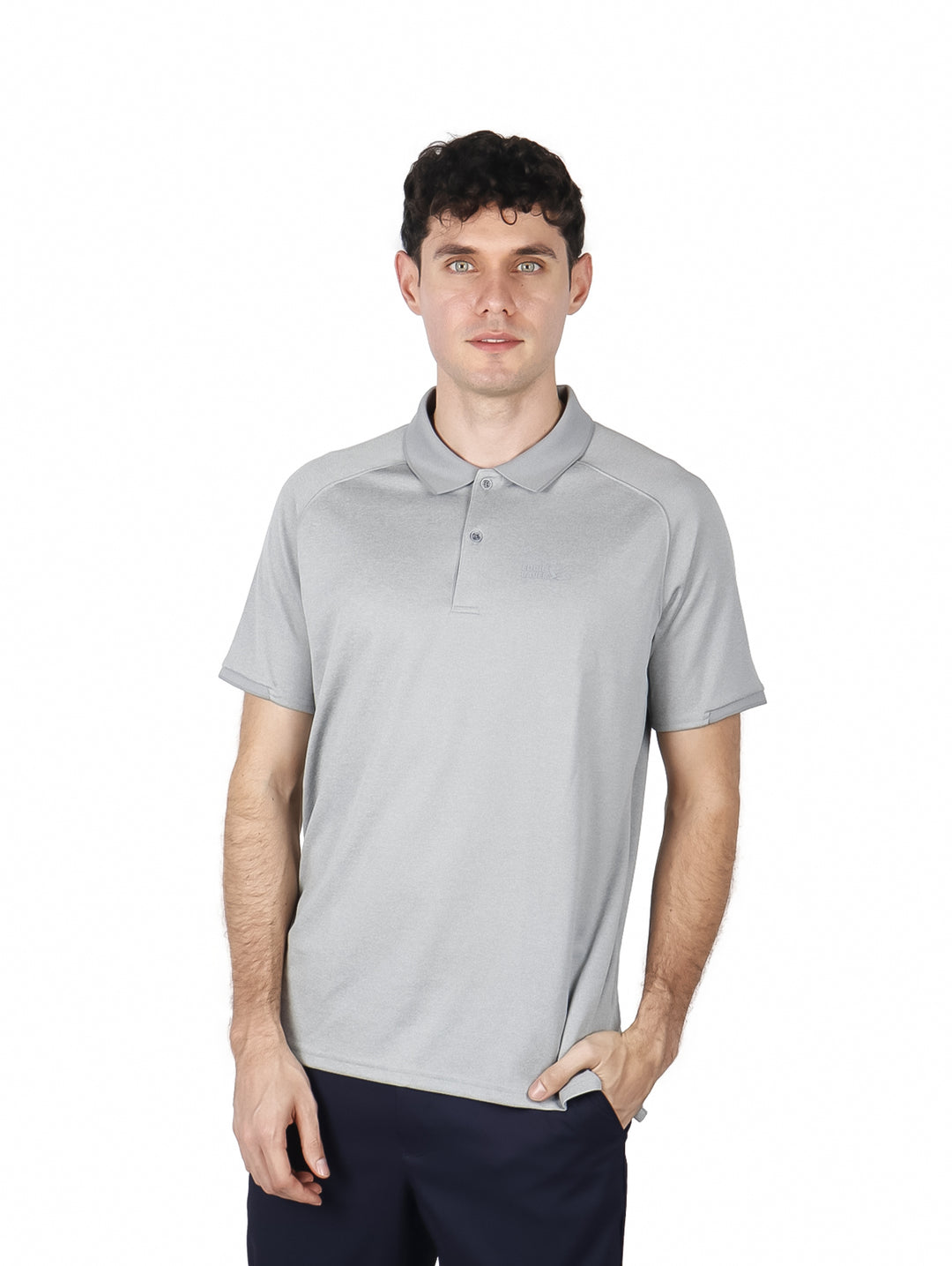 Hombre vistiendo una camiseta polo de color gris de manga corta marca Eddie Bauer.