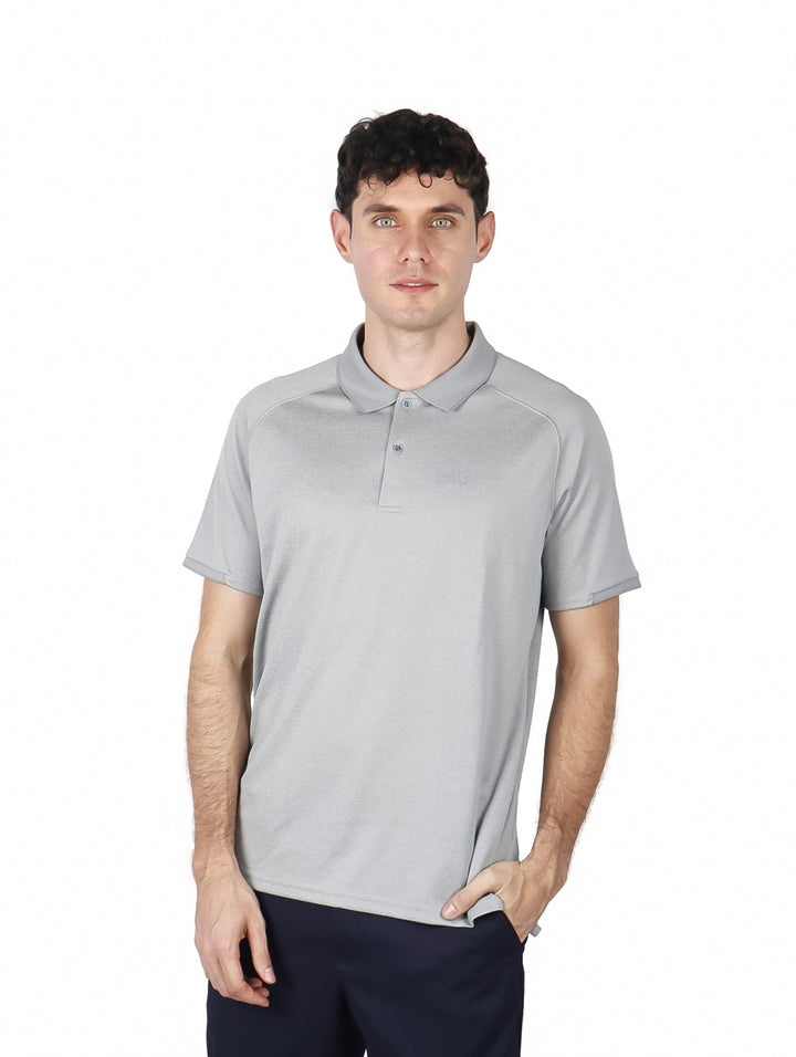 Hombre vistiendo una camiseta polo de color gris de manga corta marca Eddie Bauer.