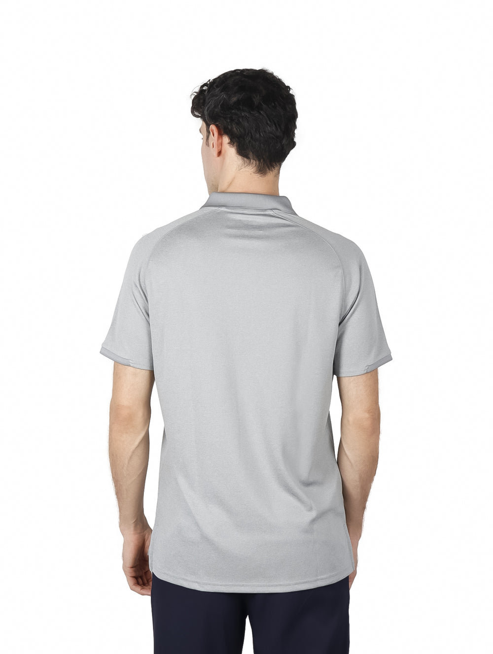 Hombre vistiendo una camiseta polo de color gris de manga corta marca Eddie Bauer.