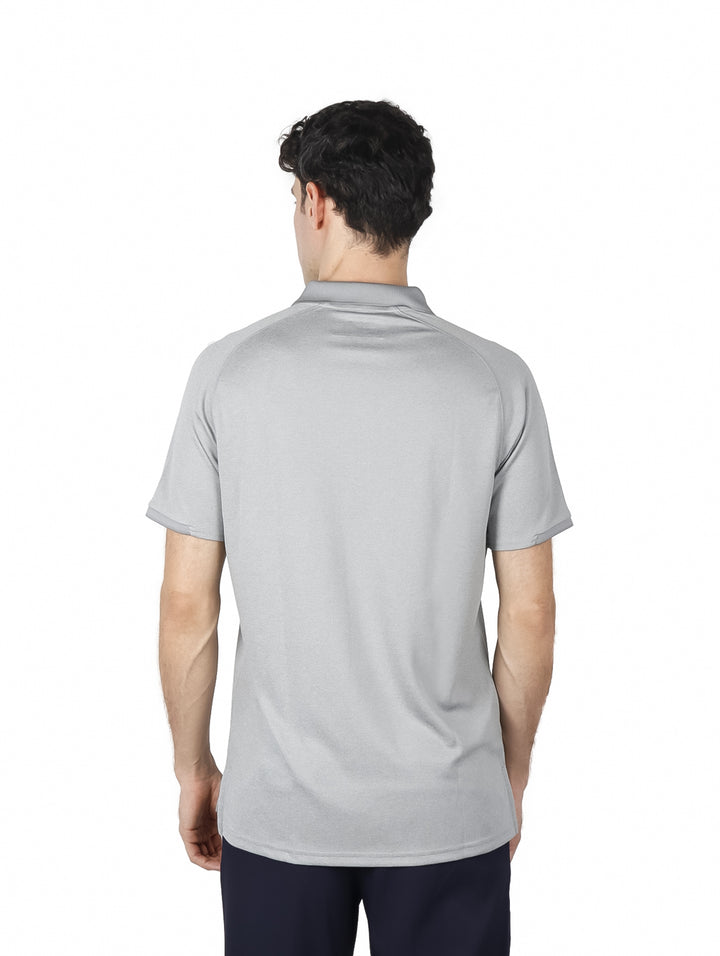 Hombre vistiendo una camiseta polo de color gris de manga corta marca Eddie Bauer.
