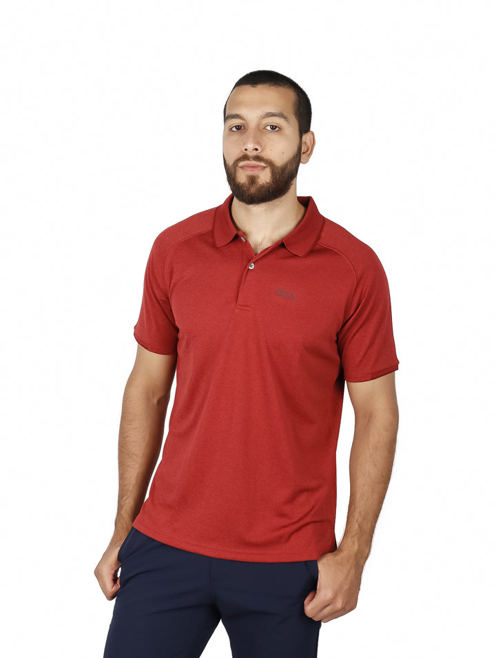 Hombre vistiendo una camiseta polo de color rojo oscuro de manga corta.