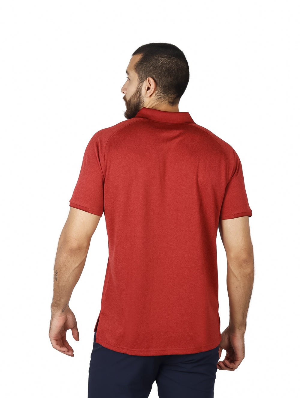 Hombre vistiendo una camiseta polo de color rojo oscuro de manga corta.