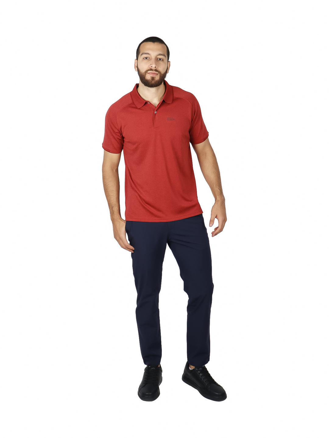 Hombre vistiendo una camiseta polo de color rojo oscuro de manga corta.