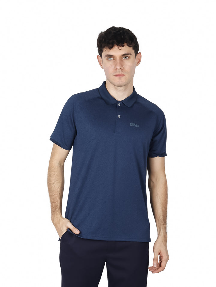 Hombre vistiendo una camiseta polo de manga corta color azul marino marca Eddie Bauer.