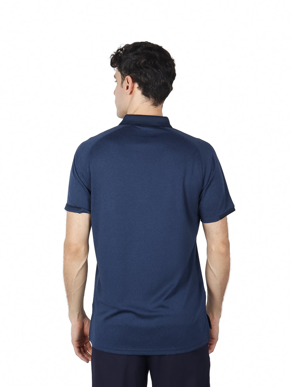 Hombre vistiendo una camiseta polo de manga corta color azul marino marca Eddie Bauer.