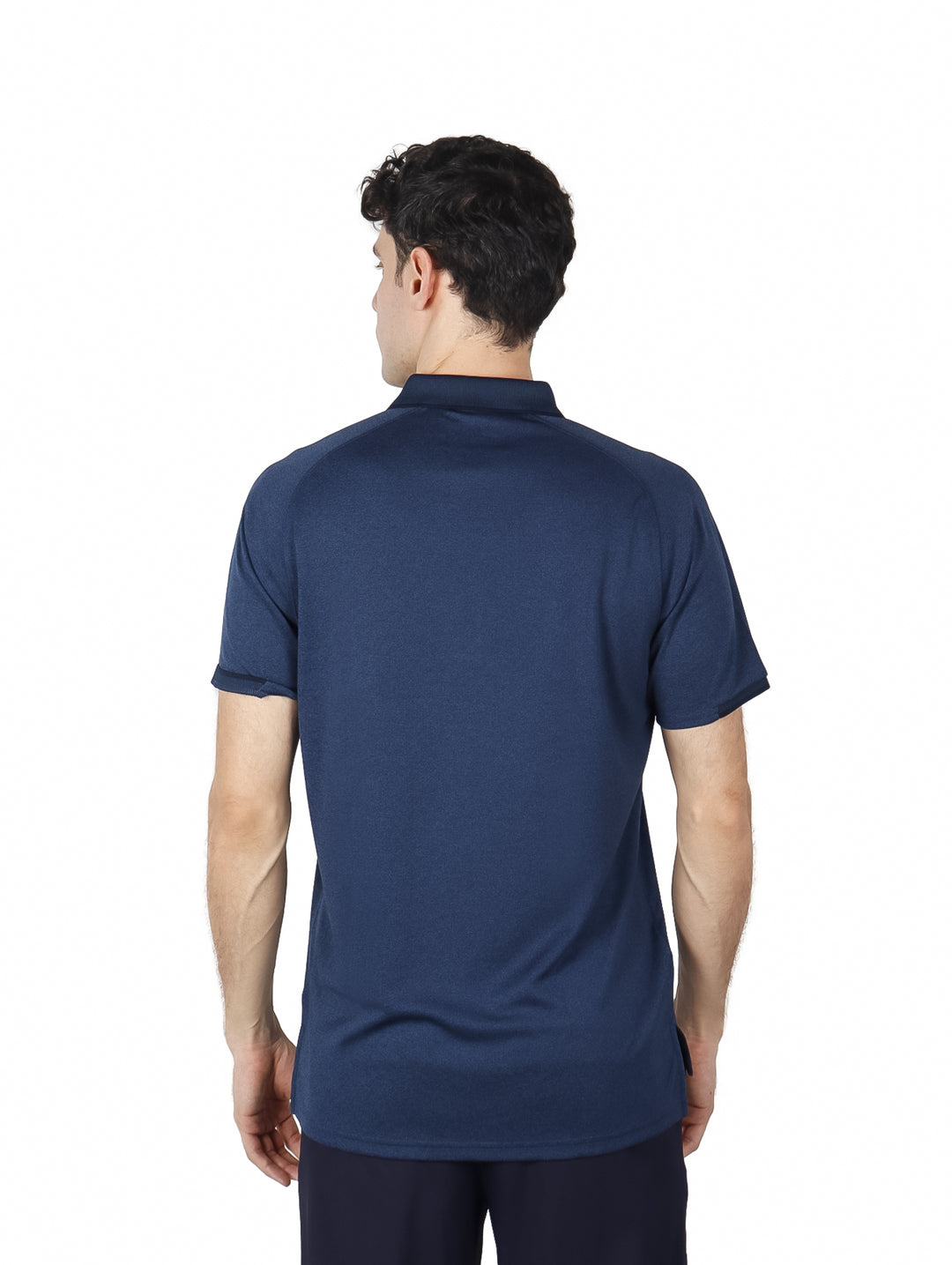 Hombre vistiendo una camiseta polo de manga corta color azul marino marca Eddie Bauer.