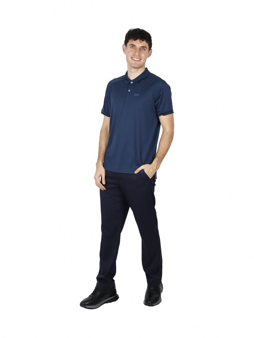 Hombre vistiendo una camiseta polo de manga corta color azul marino marca Eddie Bauer.
