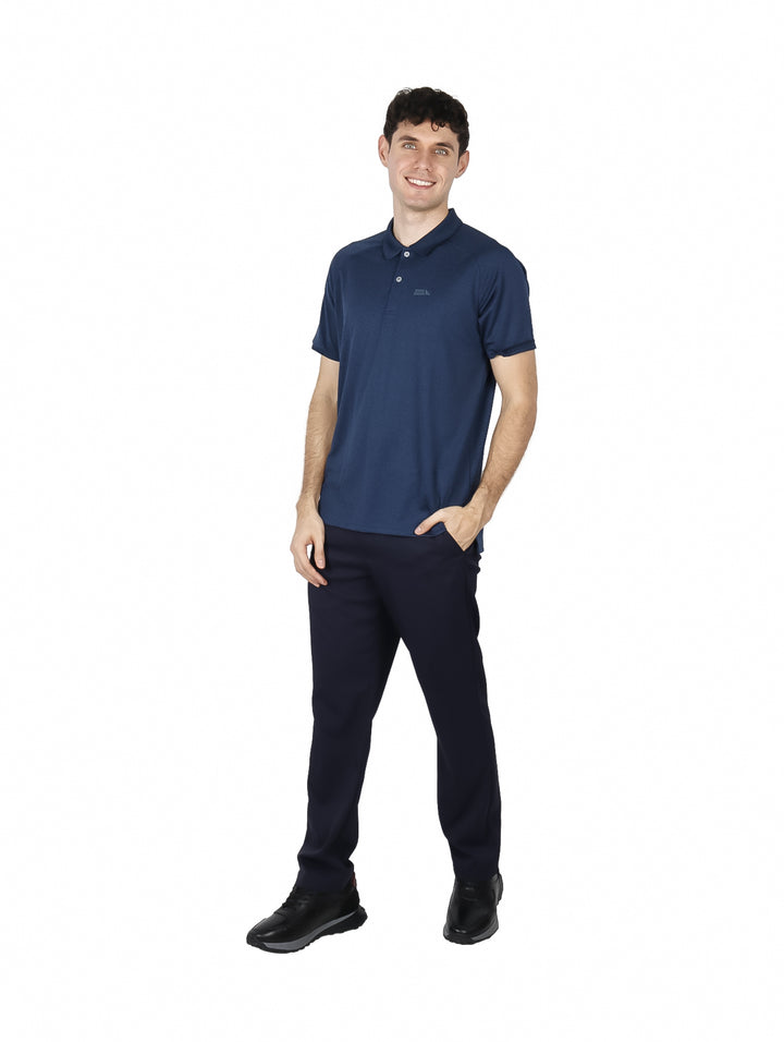 Hombre vistiendo una camiseta polo de manga corta color azul marino marca Eddie Bauer.