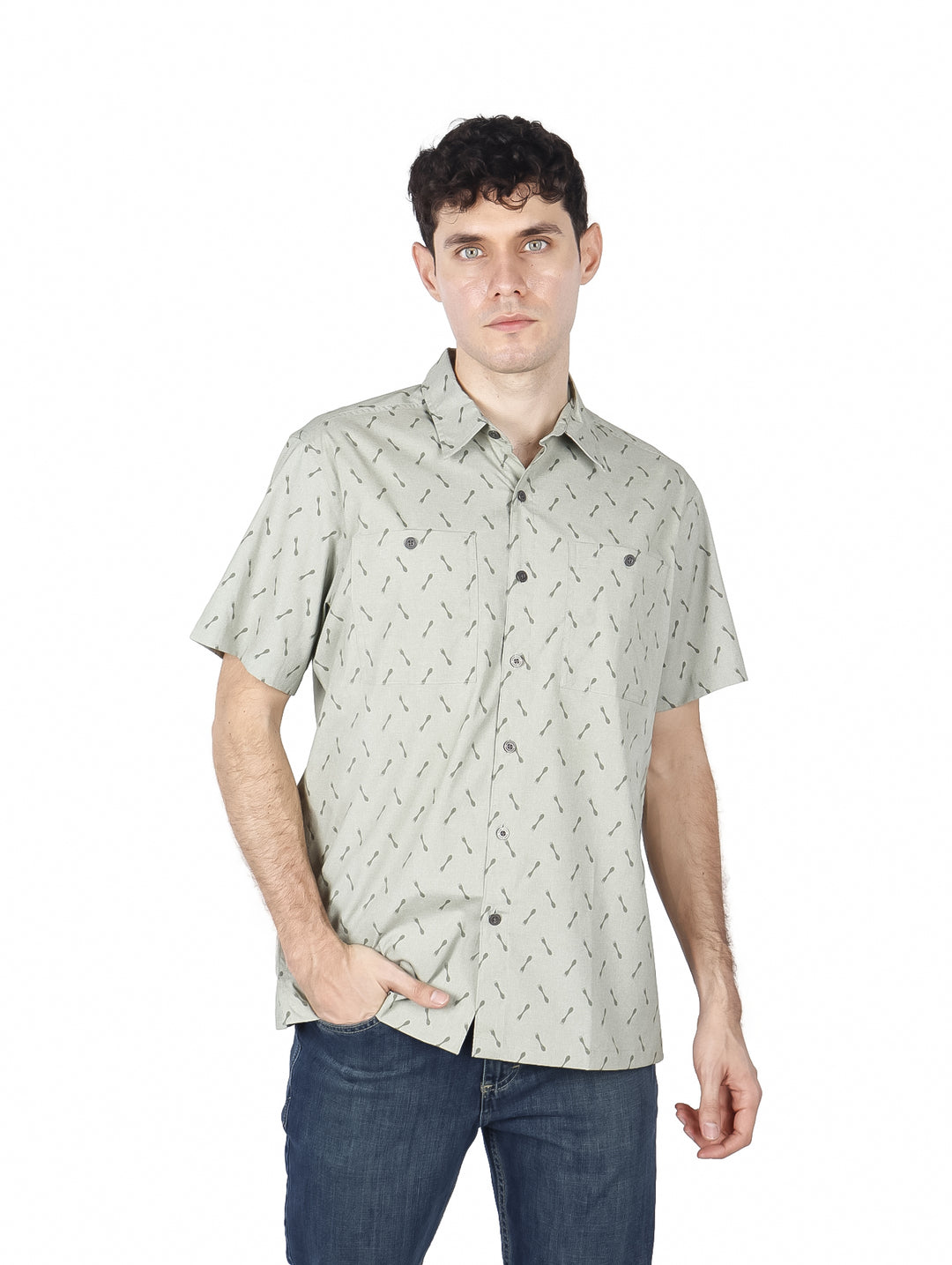 Hombre vistiendo una camisa de manga corta color oliva con un estampado pequeño y botones.