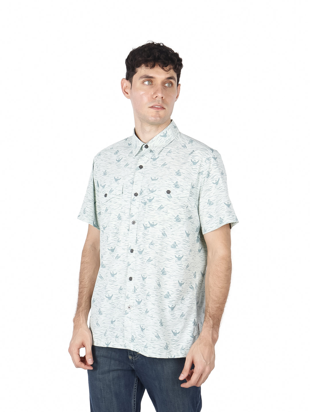 Hombre vistiendo camisa de manga corta color celadón con estampado sutil y botones frontales.