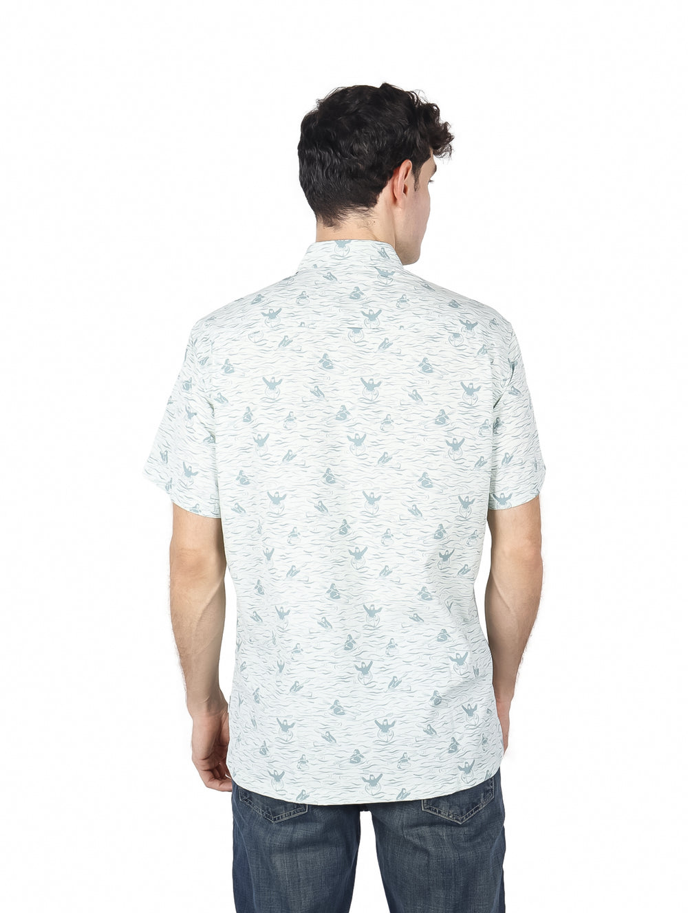 Hombre vistiendo camisa de manga corta color celadón con estampado sutil y botones frontales.