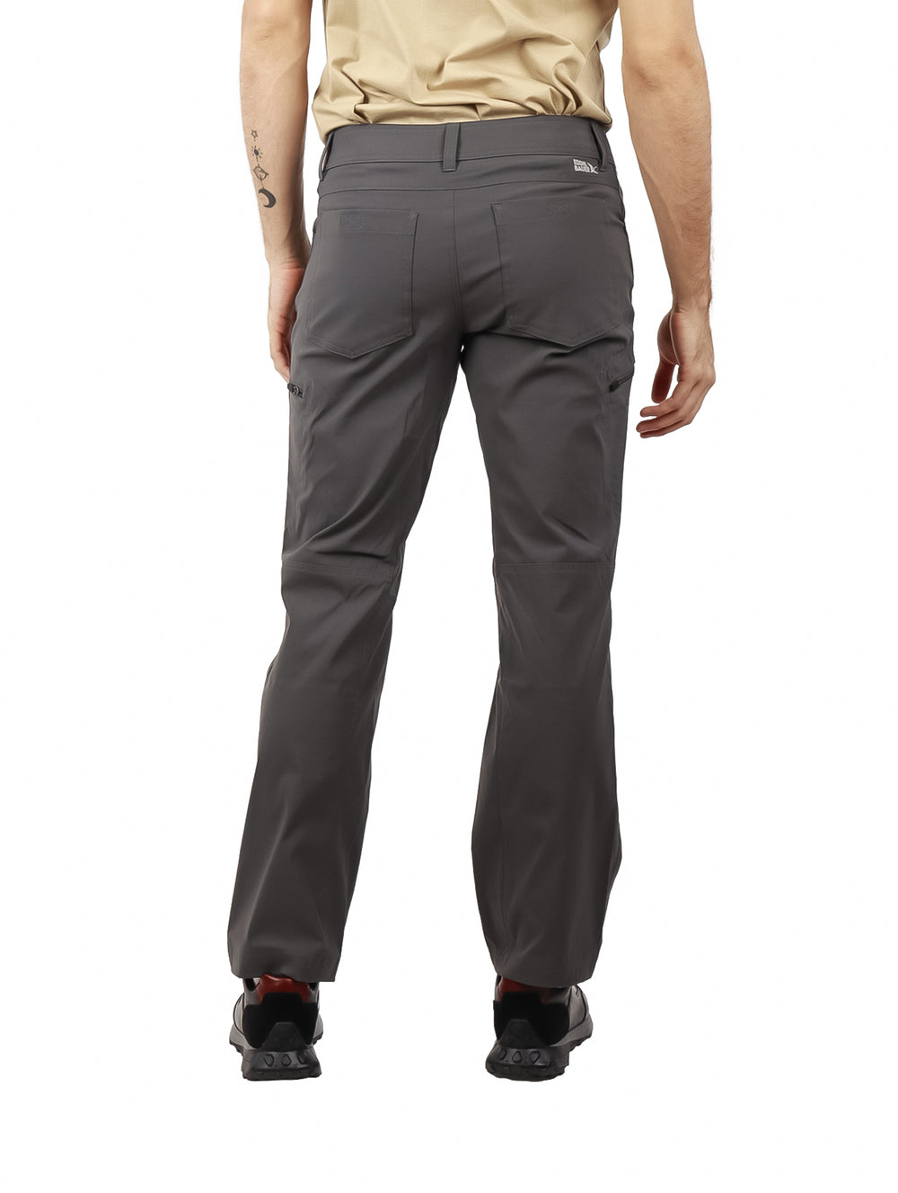 Pantalones técnicos de color gris oscuro marca Eddie Bauer para hombre.
