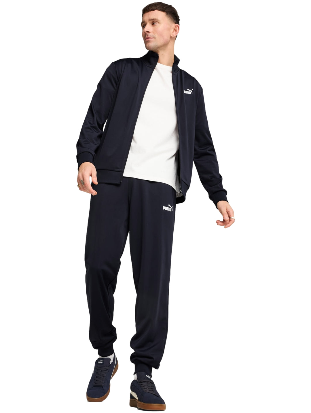 Conjunto deportivo PUMA color azul marino compuesto por chaqueta con cierre y pantalón largo.
