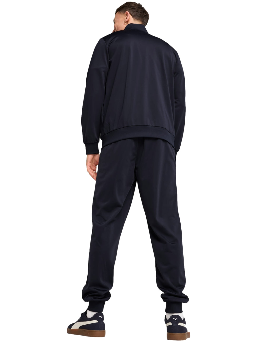 Conjunto deportivo PUMA color azul marino compuesto por chaqueta con cierre y pantalón largo.