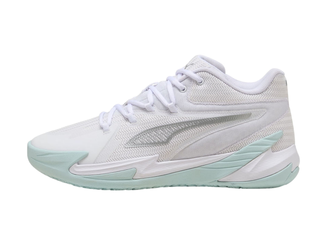 Tenis de baloncesto PUMA color blanco con detalles en plata y suela en tono azul claro.